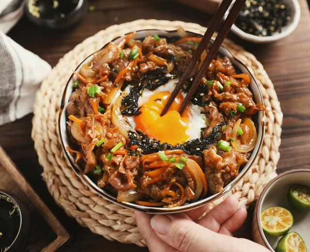 Japanese Gyudon (Beef Bowl)