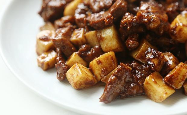 Black Pepper Beef Eye Fillet with Rice Cakes